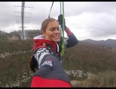 Β.Οντίντκοβα: Η Ρωσίδα καλλονή που φωτογραφήθηκε να κρέμεται από ουρανοξύστη στο Ντουμπάι (βίντεο)